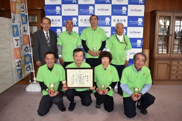 山脇市長(後列左)に交通安全高齢者自転車県大会での準優勝を報告した豊小校区=豊川市役所で