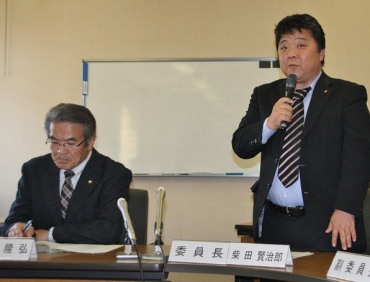 審査結果を発表する柴田委員長㊨=新城市議会委員会室で