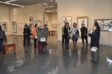 「作品の見方が分かった」と来場者に好評だったギャラリートーク=豊橋市美術博物館で