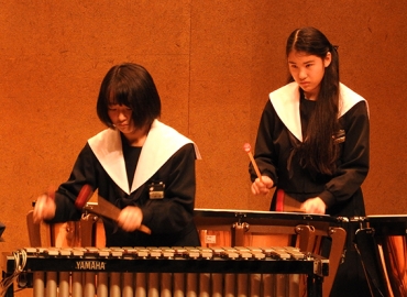 打楽器5重奏で「星物語」を奏でる豊川南部中の生徒=豊川市文化会館で