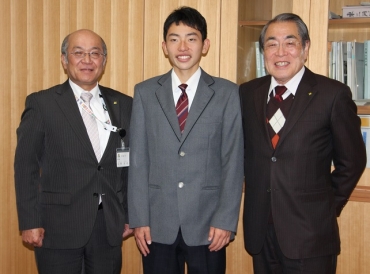廣瀬副市長㊧と和田守功教育長から激励を受けた鈴木さん=新城市役所で