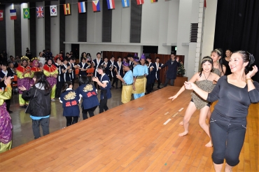 来場者も一緒に踊って楽しんだ南米のダンスパフォ―マンス=豊川市勤労福祉会館で