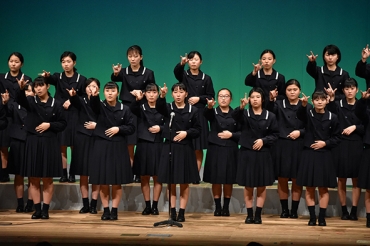 手話で「365日の紙飛行機」を歌う宝陵高校福祉科2年生=豊川市文化会館で