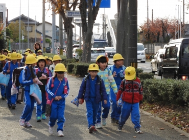県道21号(豊川新城線)沿いを歩く児童たち
