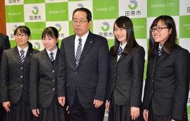 鈴木副市長㊥に全国大会出場の報告に訪れた(左から)金田さん、市川さん、河合希美さん、河合彩伽さん=田原市役所で