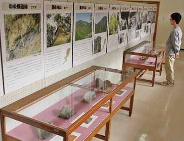 大地の魅力を伝えるジオサイト展=新城市鳳来寺山自然科学博物館で