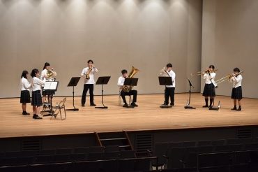 「火天の舞」を演奏する蒲郡東の金管八重奏チーム=豊川市文化会館で
