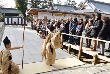 参拝客の前で行われた山本さん㊨と町屋さんによる弓始祭=砥鹿神社で
