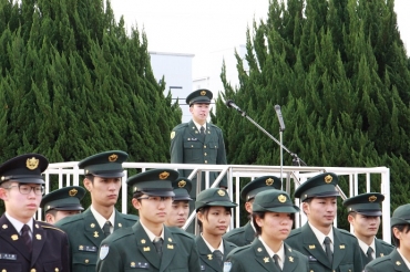 真剣な表情で記念行事に参加した新成人隊員ら=豊川駐屯地で