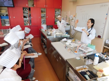 生徒たちの前でバスレリーフの実演を行う加藤さん=豊橋調理製菓専門学校で