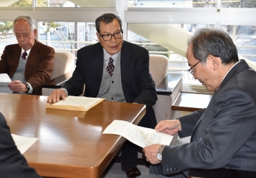 山脇市長㊨らに要望を説明する鈴川会長㊥=豊川市役所で