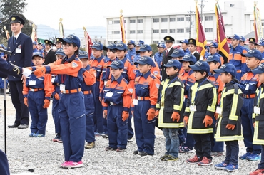 一日消防士の委嘱を受ける子どもたち=豊川駐屯地訓練場で
