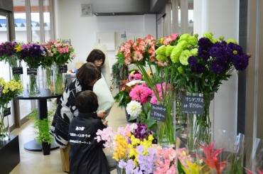 田原産の切り花などを販売している「ロコフラワーマーケット」=あかばねロコステーションで