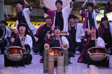 神戸の追悼式で譲り受けてきた竹灯ろうを前に鎮魂の演奏を披露する和太鼓部=豊橋駅前ペデストリアンデッキで