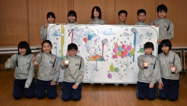 山本さんの絵を囲むコラボ企画に参加する生徒ら=豊川市立南部中で