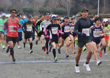 タンクトップで走る参加者もあったマラソン大会=県営新城総合公園で