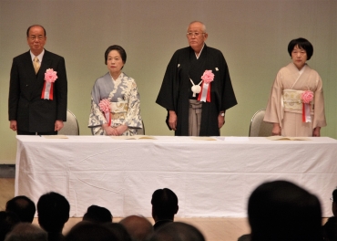 名誉市民となった(左から)鈴木克昌さん、妻の壹子さん、金原久雄さん、妻の峰子さん=蒲郡市民会館で