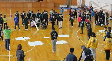 ボッチャボール投げを体験する参加者=桜丘学園体育館で