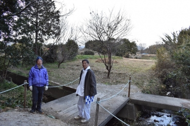 整地された「外苑」予定地を背にする山本宮司㊨と太田会長=為当稲荷神社で