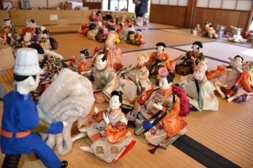 物資の配給に並ぶひな人形たち=豊橋市の商家「駒屋」で