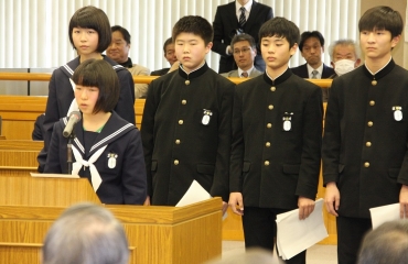 質問する東郷中学校生徒たち=新城市議会議場で