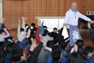 児童らの気持ちをつかんでいた佐藤社長(右上)の講演会=中野小学校で