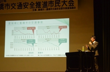 ビッグデータを活用した対策を説明する松尾助教=豊橋市公会堂で