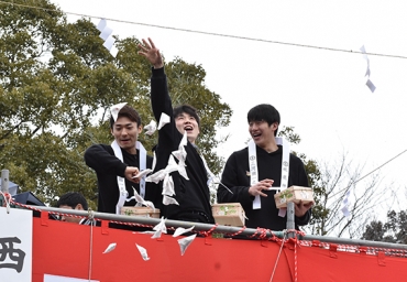 福豆をまく(左から)鈴木さん、寺園さん、菅野さん=砥鹿神社で