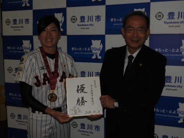 山脇市長に優勝記念の直筆サインを贈る寺部さん㊧=豊川市役所で