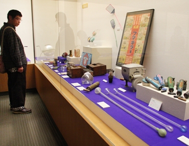 昭和の時代に活躍していた道具を展示する会場=蒲郡市博物館