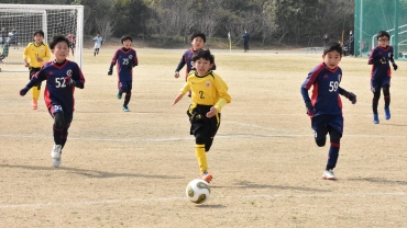 ボールを追い掛ける新城千郷(黄色)とプログレスの選手たち=豊橋総合スポーツ公園で