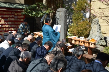 碑の前で行われた小林仁一郎の功績をたたえる顕彰祭=白山比咩神社吉田天満宮で