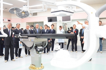 公開された血管撮影装置などを備えたハイブリッド手術室=豊橋市民病院で