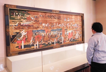 明治時代の豊橋祇園祭の様子が分かる「吉田神社旧式祭礼図絵馬」=豊橋市美術博物館で