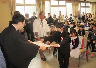県神社庁長賞を贈られる平さん(中央)=安久美神戸神明社で