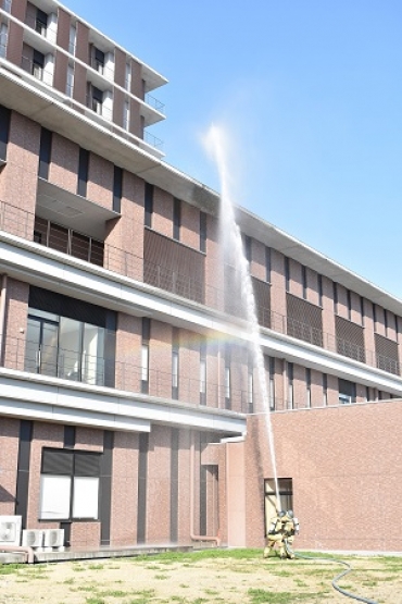 東病棟付近で行われた消防隊による放水訓練=豊川市民病院で