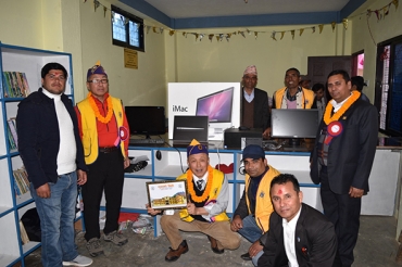 ネパールの学校で行われた図書館の落成式(豊川LC提供)