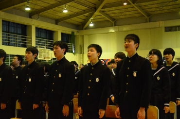 閉校記念式典で校歌を歌う生徒ら=伊良湖岬中学校で
