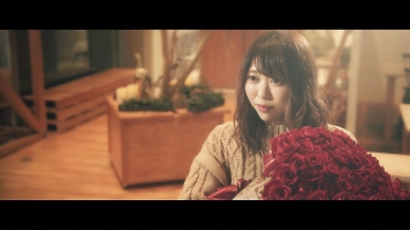 ゆりが真っ赤なバラ「サムライ08」を受け取るプロポーズの場面(豊川市提供)