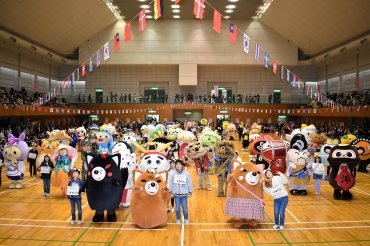 いなりんピックに大集合した大勢のゆるキャラたち=豊川市総合体育館で