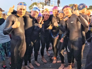 水泳のスタートを前に意気込むチームゴーヤーの出場者=ニュージーランドで(提供)
