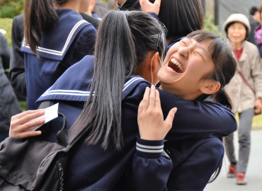 「受かったよ」。抱き合って喜ぶ女子生徒たち=豊丘高校で