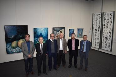 出展した(左から)鈴木さん、山本さん、権田さん、後田さん、宮嶋さん、伊藤さん=桜ヶ丘ミュージアムで