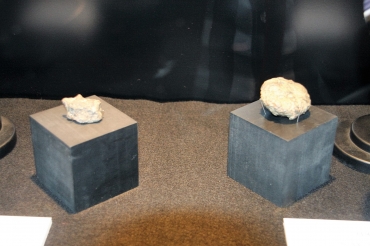 有料展示室で見られる月隕石=同