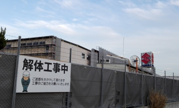 土壌汚染が判明した、解体工事中のスズキ豊川工場跡地=豊川市白鳥町で