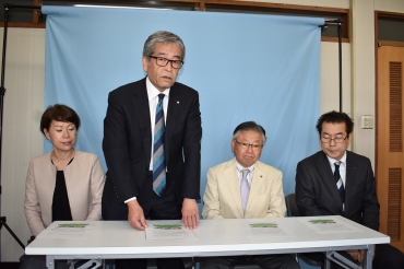 豊川市への提言について説明する柴田会長(左から2人目)や伊藤氏=豊川市役所で