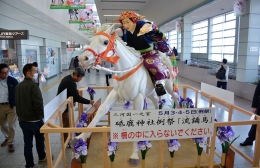 豊川の砥鹿神社例大祭PR 豊橋駅に「流鏑馬」模型