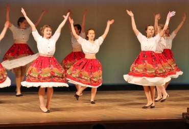 華麗なダンスを披露するポーランドの子どもたち=蒲郡市民会館で