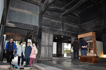 初日から多くの人が訪れた大橋屋=豊川市赤坂町で