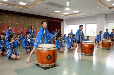 迫力の和太鼓演奏で開館を祝う赤坂小の児童ら=音羽生涯学習会館で